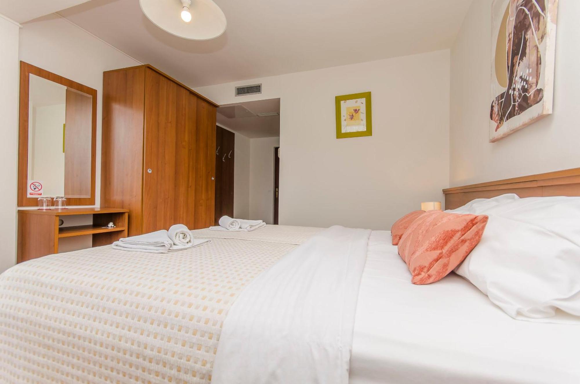 House Hotel Plava Laguna Тисно Экстерьер фото
