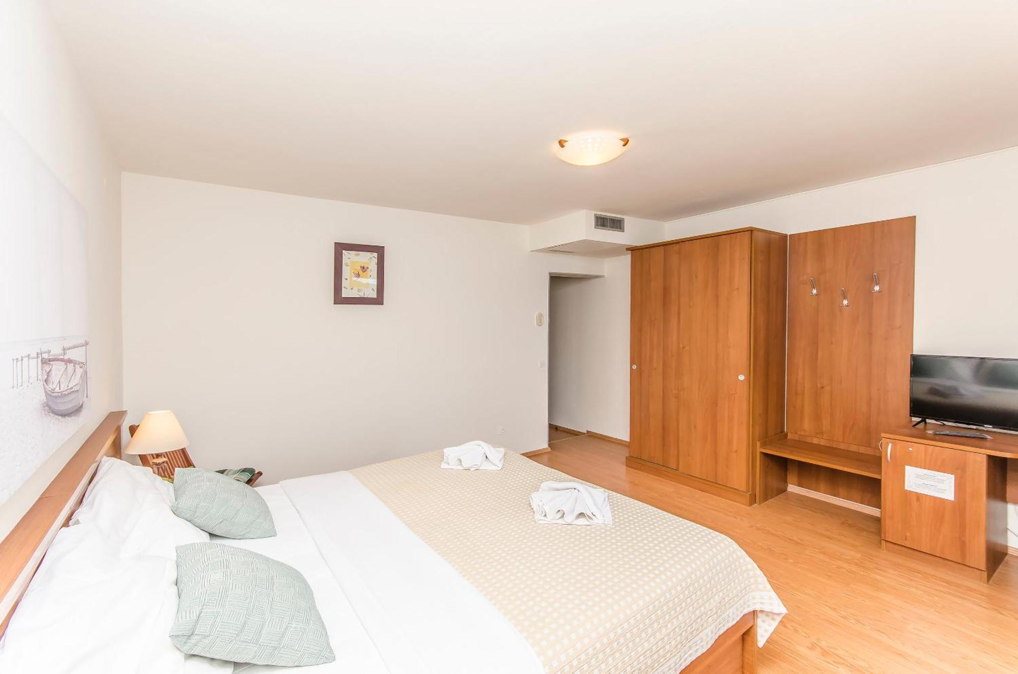 House Hotel Plava Laguna Тисно Экстерьер фото