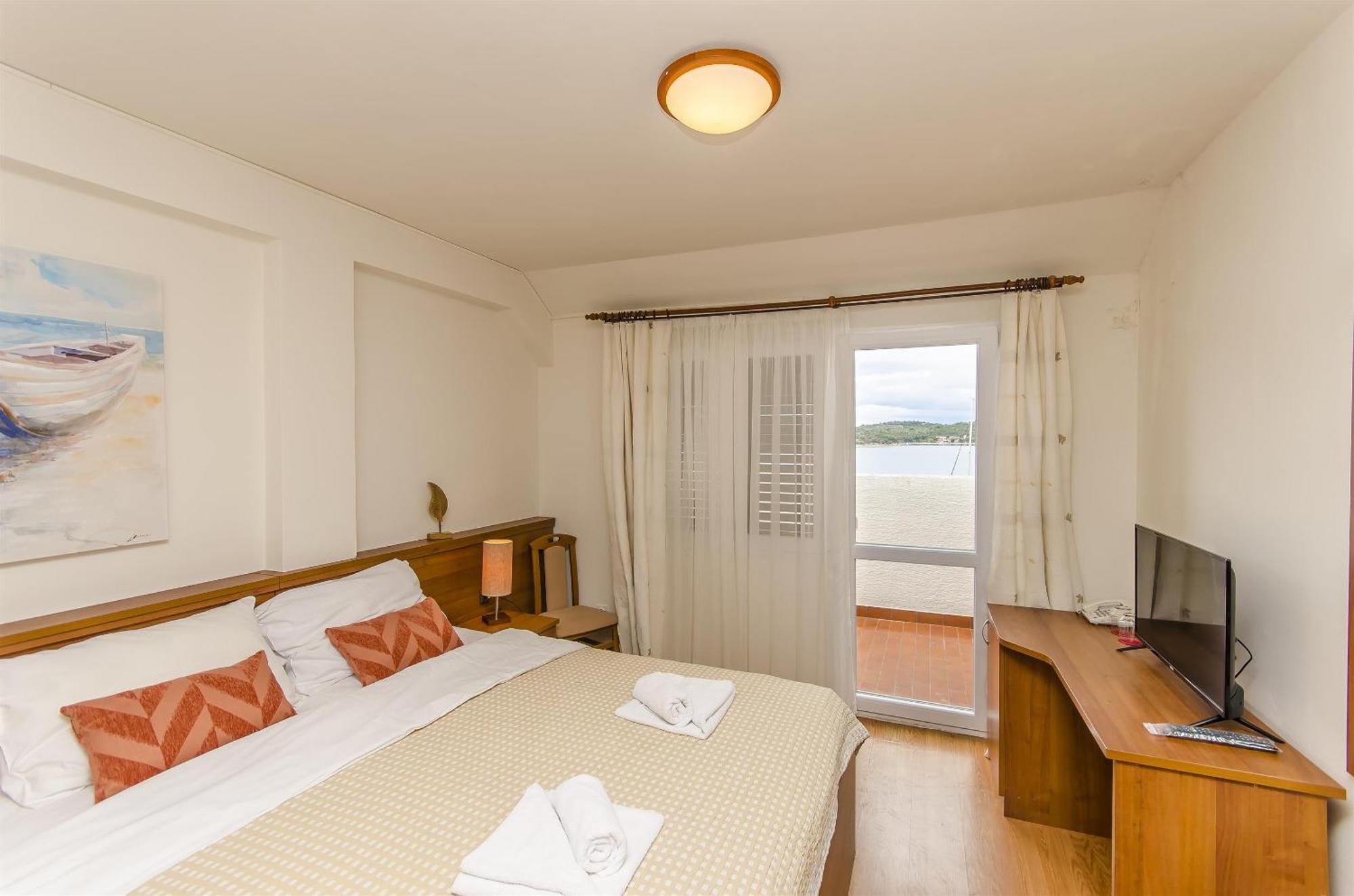 House Hotel Plava Laguna Тисно Экстерьер фото
