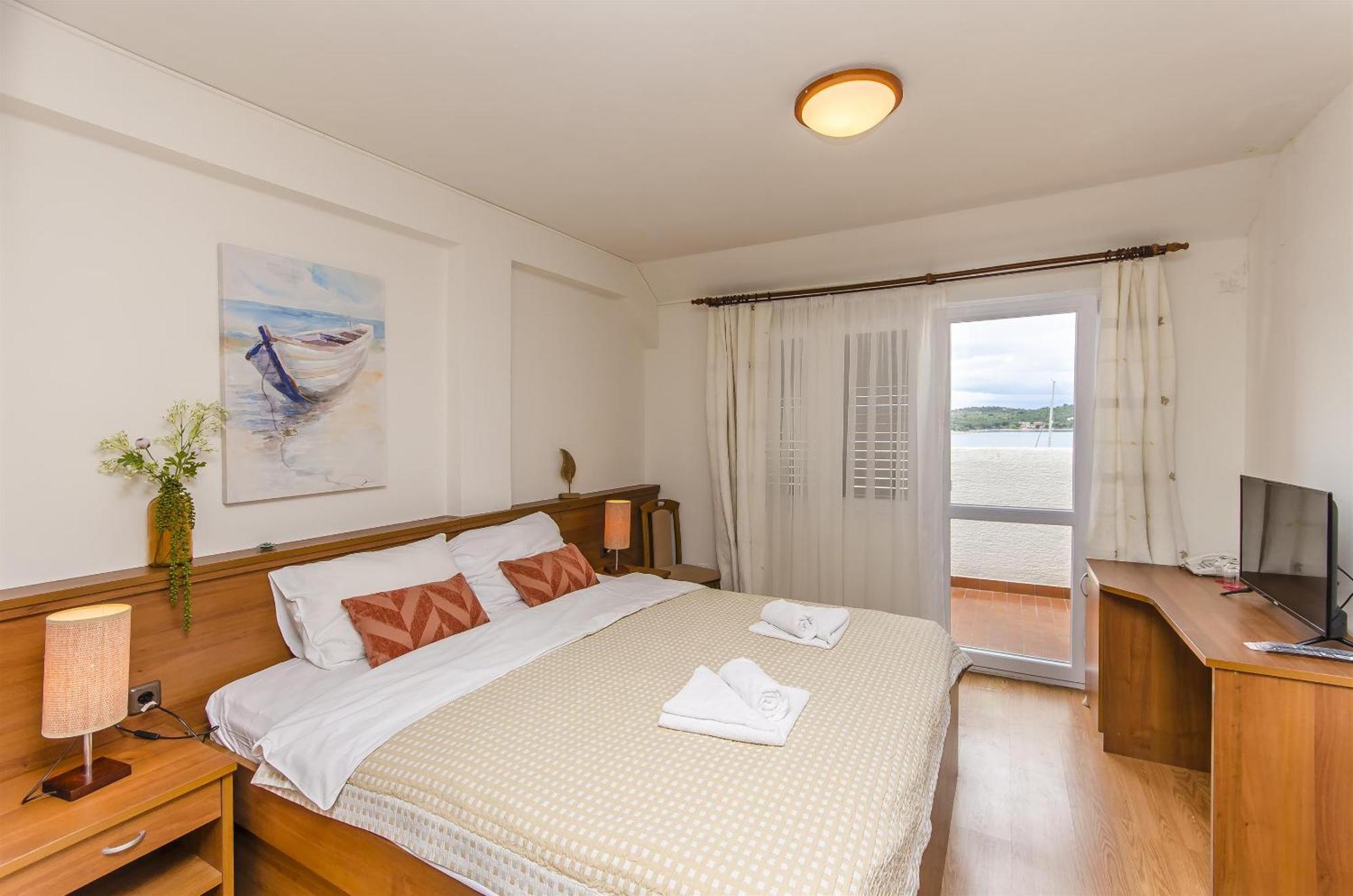 House Hotel Plava Laguna Тисно Экстерьер фото