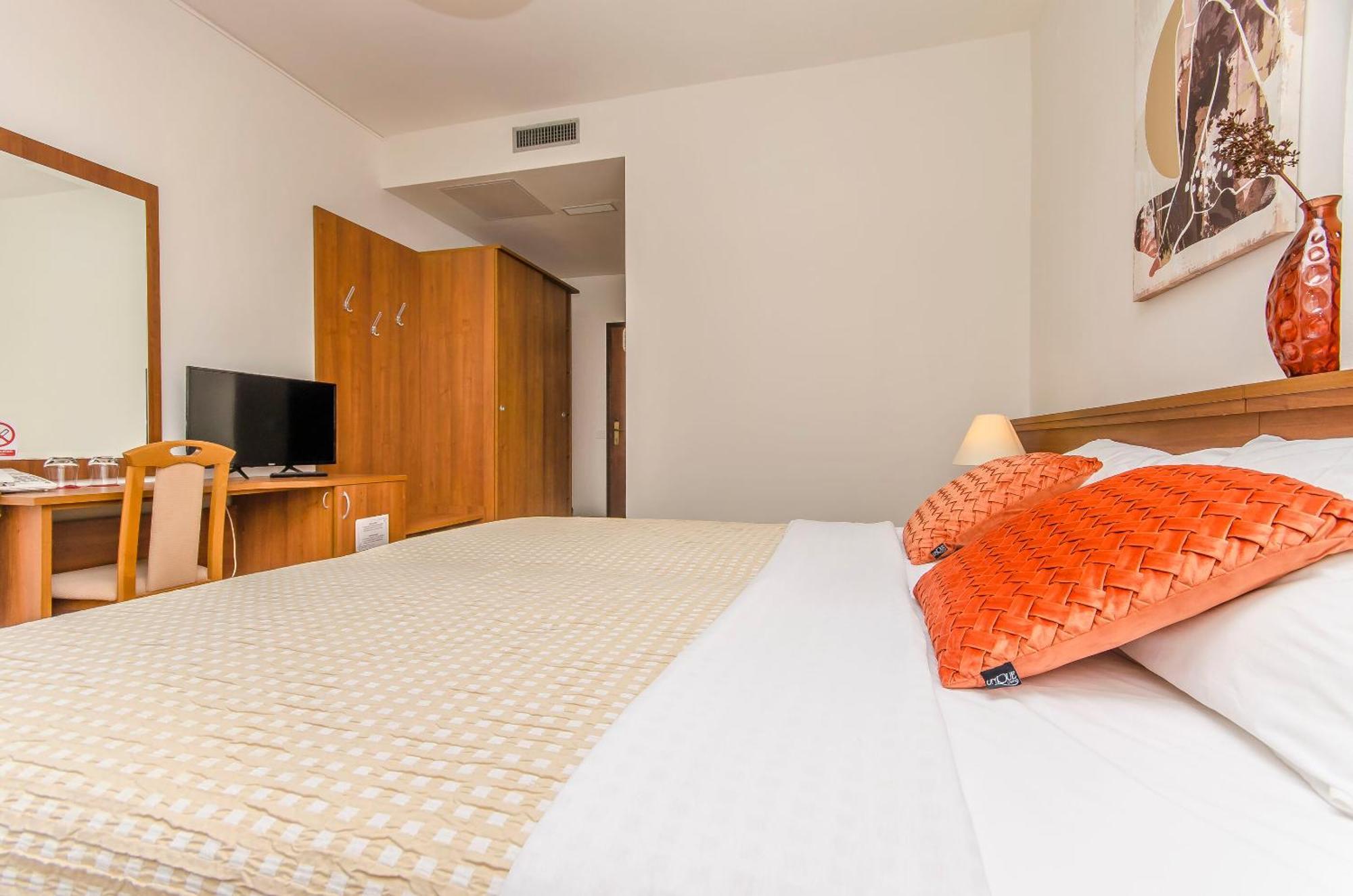 House Hotel Plava Laguna Тисно Экстерьер фото