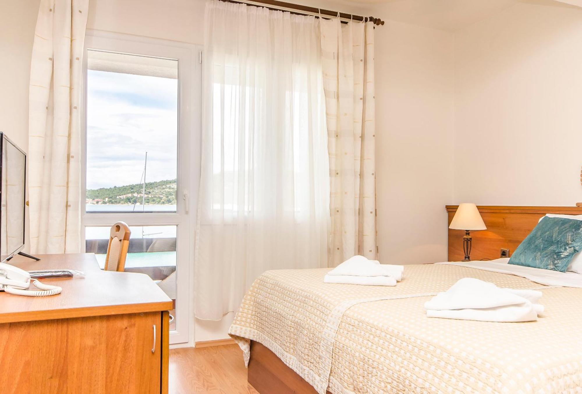House Hotel Plava Laguna Тисно Экстерьер фото