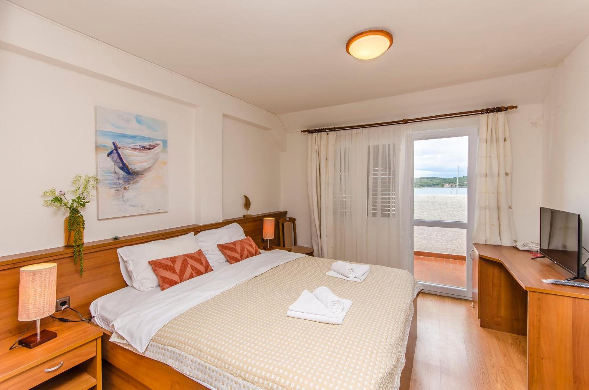 House Hotel Plava Laguna Тисно Экстерьер фото