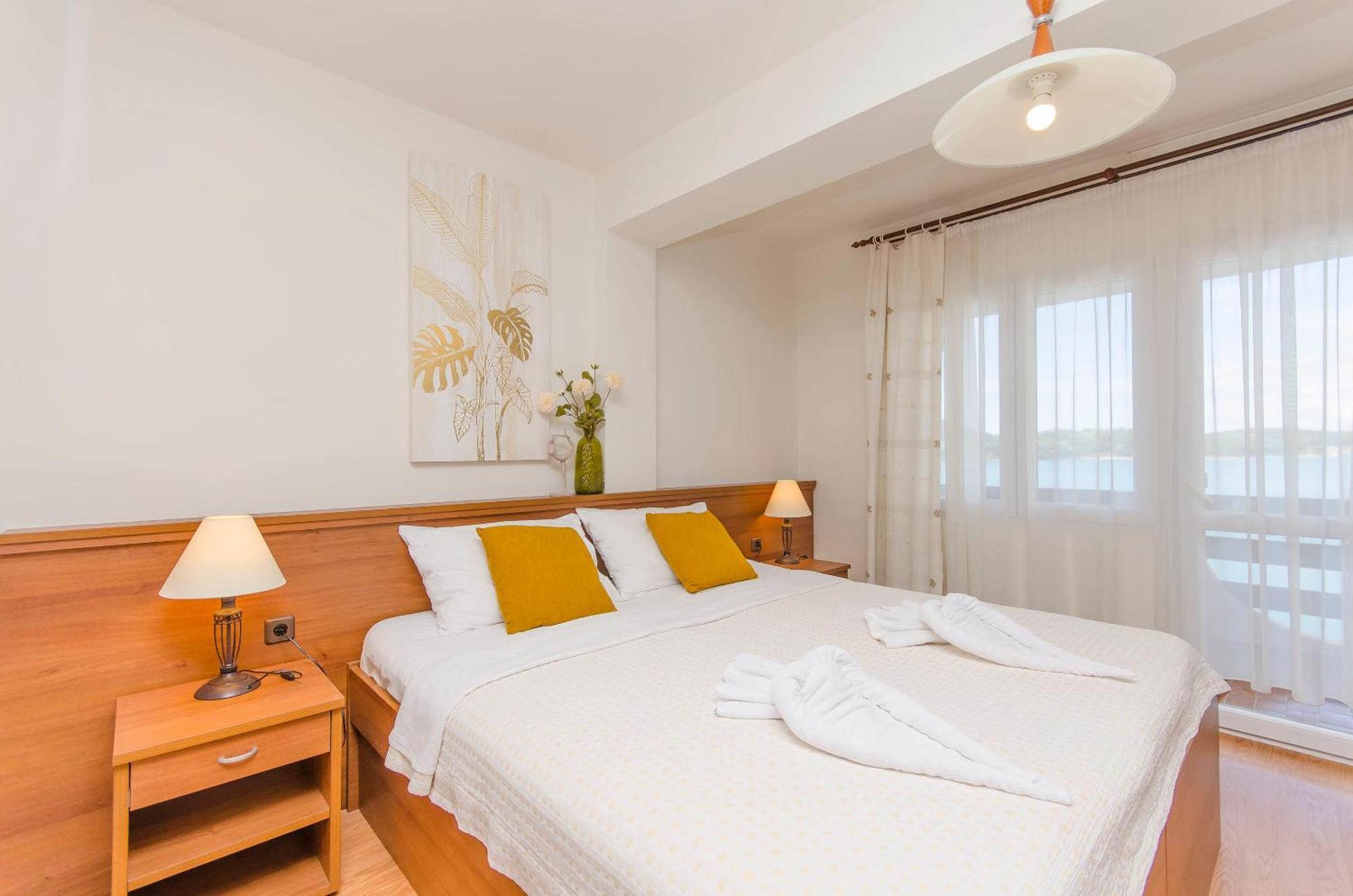 House Hotel Plava Laguna Тисно Экстерьер фото
