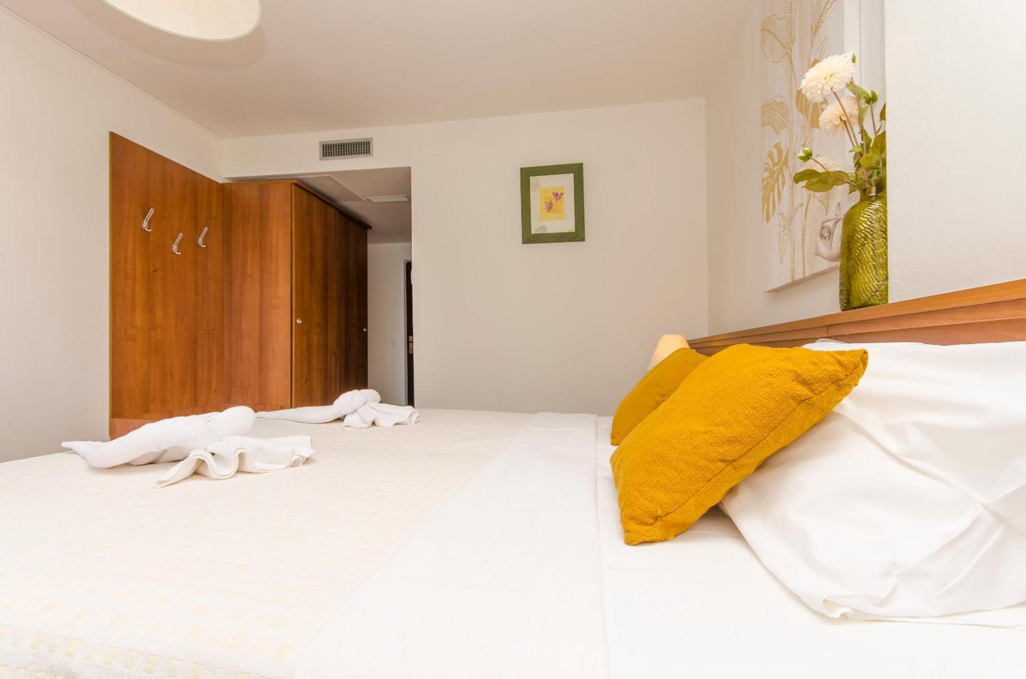 House Hotel Plava Laguna Тисно Экстерьер фото